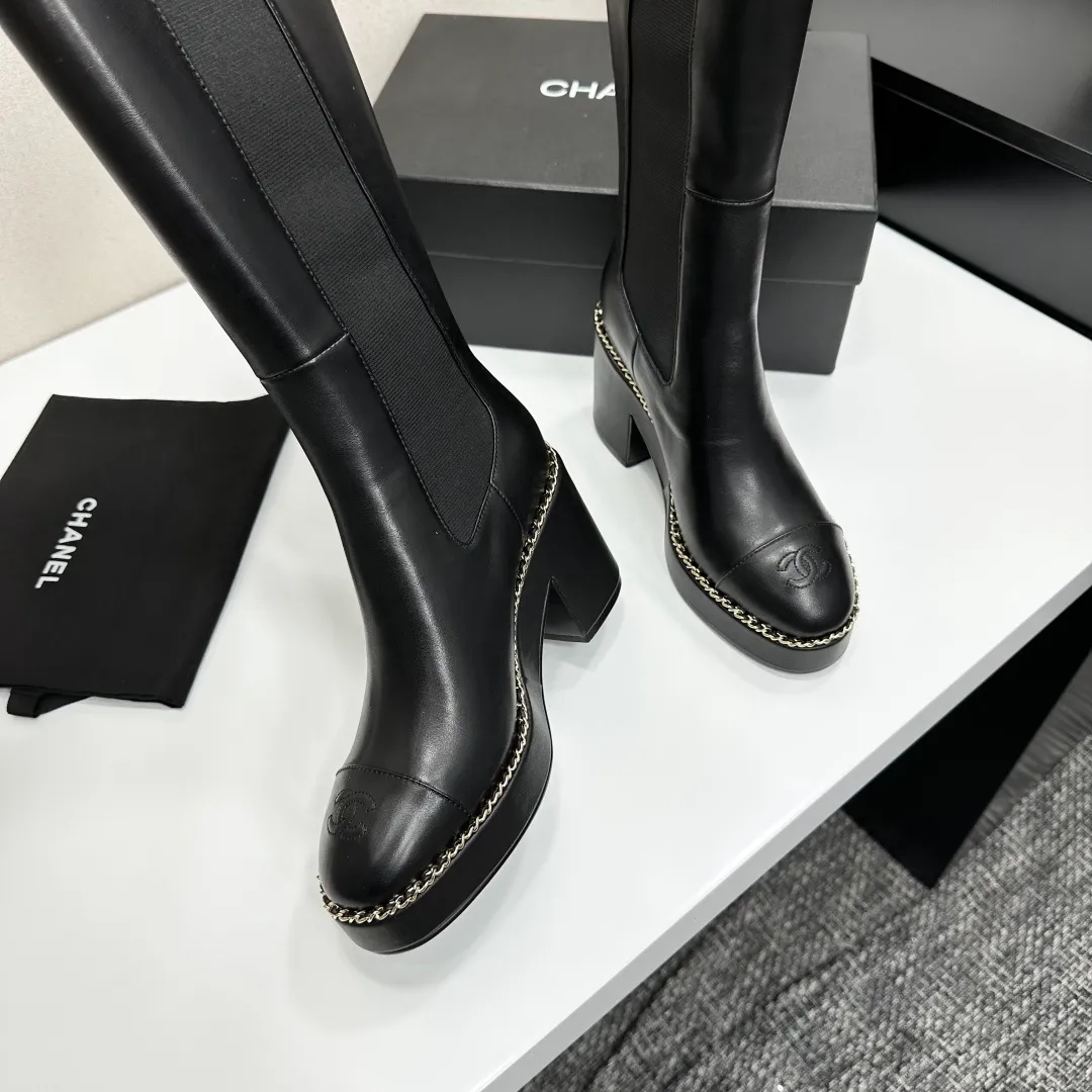 👟👟Ex-factory price 960👟👟 CHANEL Xiaoxiang 2024 autumn and winter sheepskin boots high boots knight boots The version is also the basic version of the Martin boots, neat and handsome. The upper is made of cowhide, super soft against the skin, wide and full, handsome and comfortable. The lining is soft water-dyed cowhide. The sole is original rubber outsole. Exclusive top quality 35-39. 40 customized